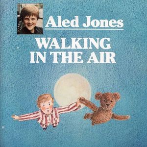 Aledjones-walking.jpg